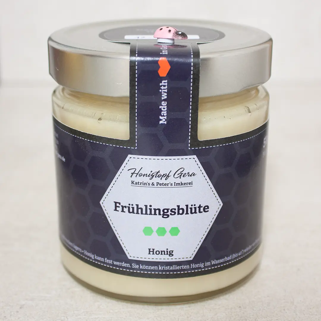 Glas mit hellgelbem, cremigem Frühtrachthonig vom Imker aus Gera